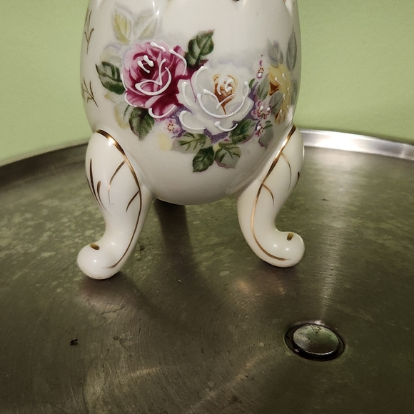 Final Price/1961 Inarco Footed Egg Vase Rose's and Gold Trim - Picture 2 of 6
